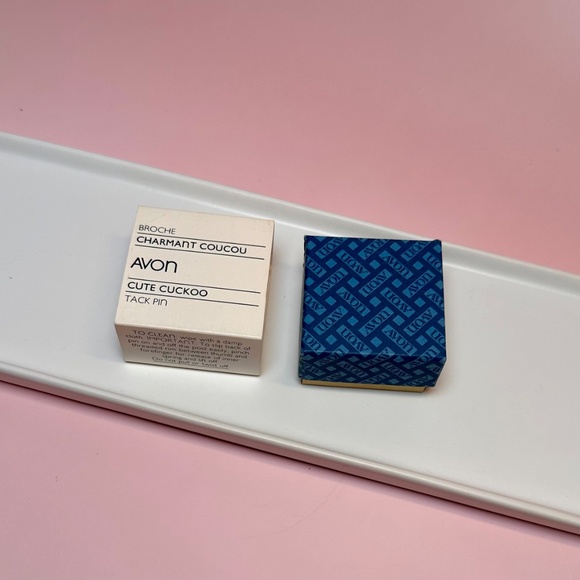 Avon Cute Cuckoo Pin • With Original Box • - Picture 3 of 4